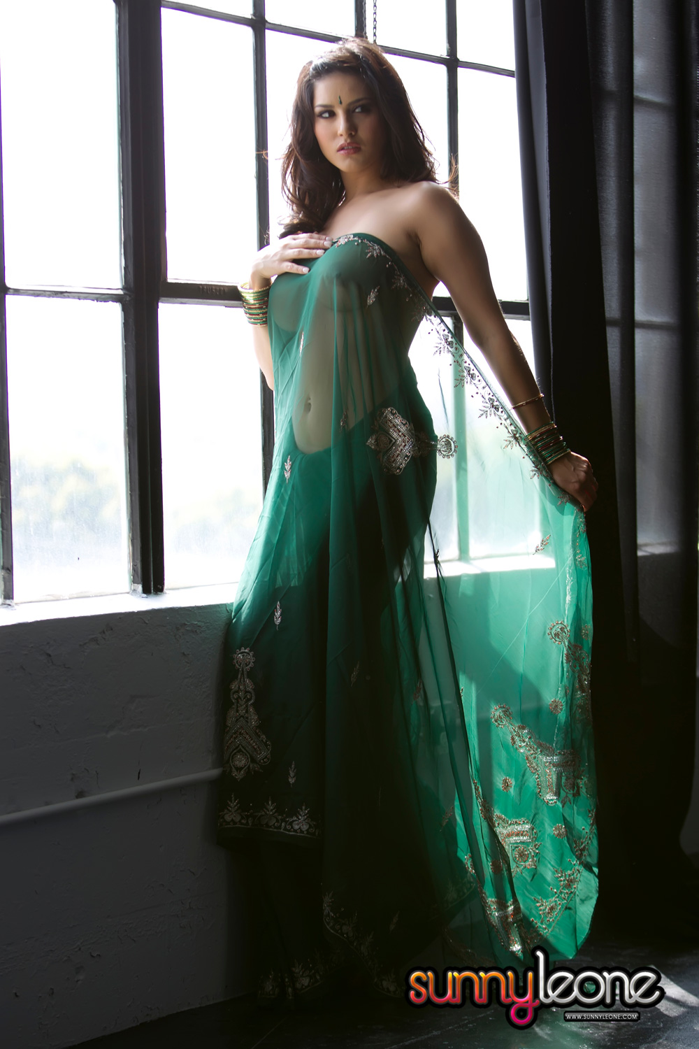 Sunny Leone Nude In Saari - Sunny Leone - FoxHQ